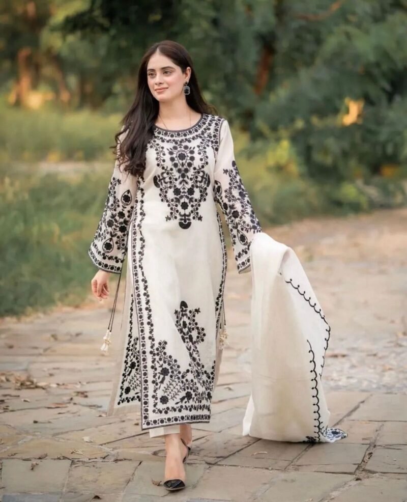 Agha Noor New Collection Luxury Embroidered 3Pcs Lawn Suit